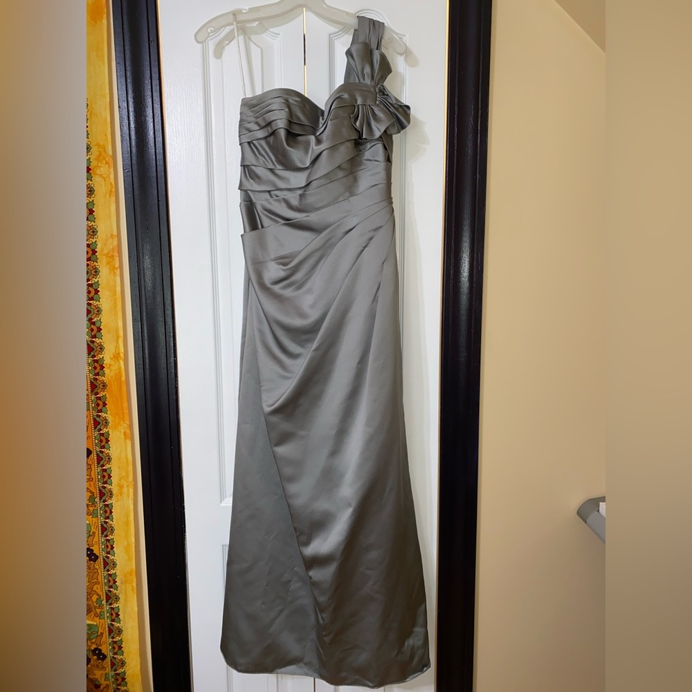 Size 6 David’s Bridal bridesmaid/prom gown